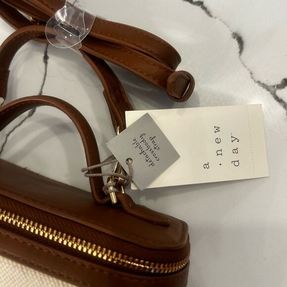 A New Day Tan and Cream Vanity Crossbody Bag NWT - Picture 3 of 5